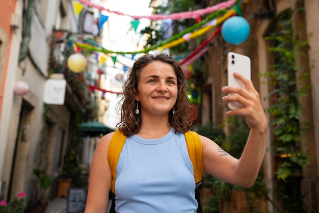 Ritratto di donna senza reggiseno all'aperto prendendo selfie