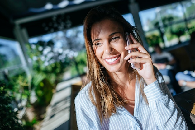 Ritratto di donna sorridente al telefono
