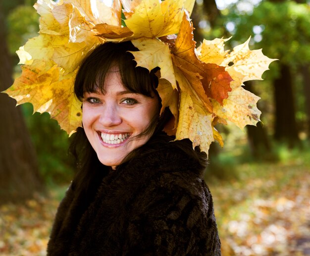 Ritratto di donna sorridente all'aperto, da vicino