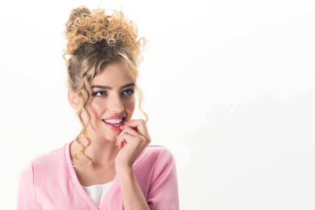 Ritratto di donna sorridente con capelli ricci ragazza divertente con capelli ricci isolati su sfondo bianco