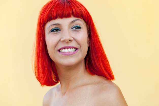 Ritratto di donna sorridente con i capelli rossi