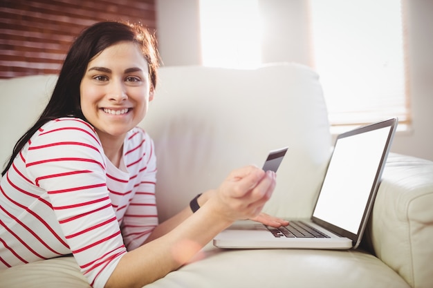 Ritratto di donna sorridente con laptop