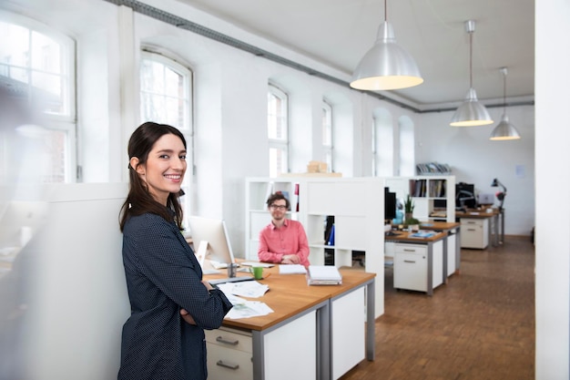 Ritratto di donna sorridente e uomo in ufficio