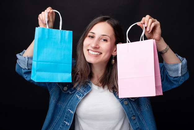 Ritratto di donna sorridente felice dopo lo shopping