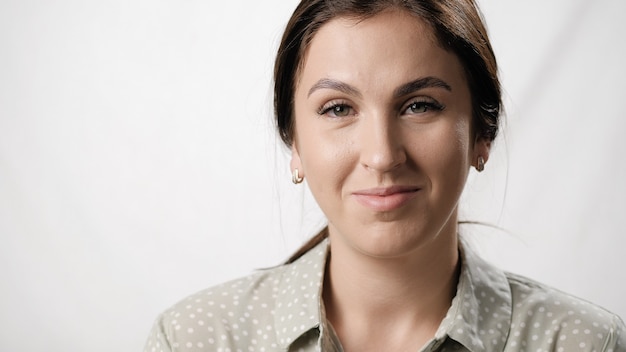 Ritratto di donna sorridente su sfondo bianco closeup