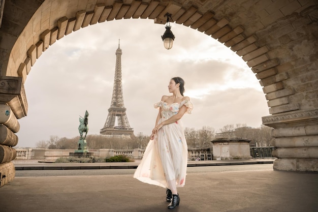 Ritratto di donna sotto il ponte Bir Hakeim con la Torre Eiffel Parigi Francia