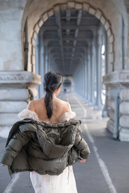 Ritratto di donna sotto il ponte Bir Hakeim con la Torre Eiffel Parigi Francia