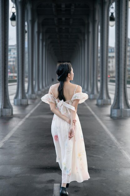 Ritratto di donna sotto il ponte Bir Hakeim Parigi Francia