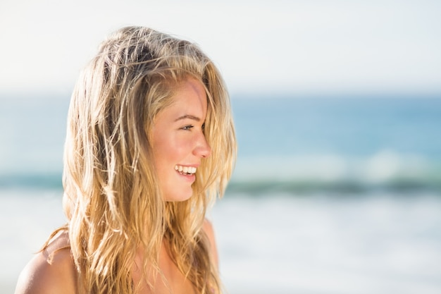 Ritratto di donna sulla spiaggia