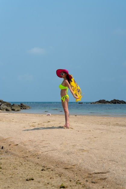 Ritratto di donna tailandese in posa all'aperto sulla spiaggia del mare