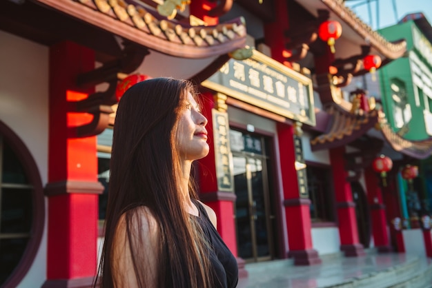 Ritratto di donna, turisti thailandesi come la fotografia, amano viaggiare, viaggiare in viaggio in vacanza Guarda l'alba e la nebbia mattutina nella provincia di Yala, nel sud della Thailandia, in Asia.