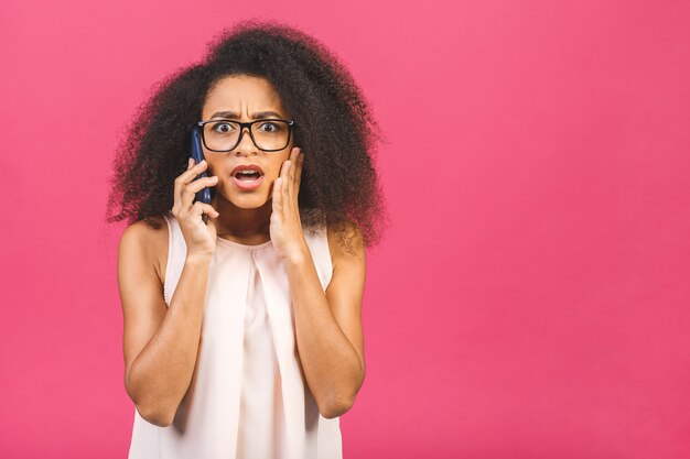 ritratto di donna utilizzando il telefono