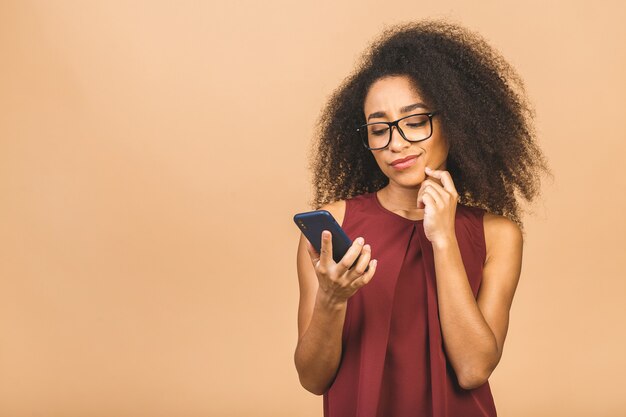 ritratto di donna utilizzando il telefono