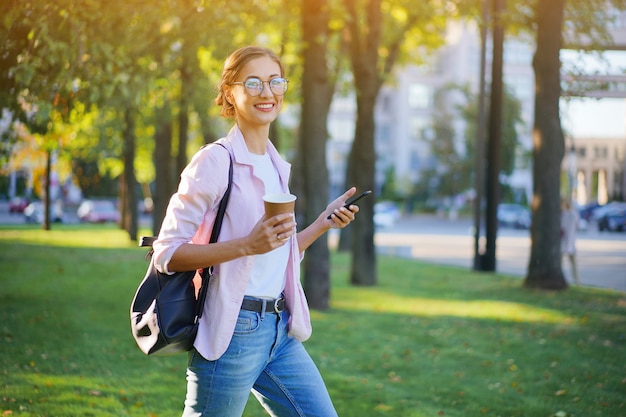 ritratto di donna utilizzando il telefono