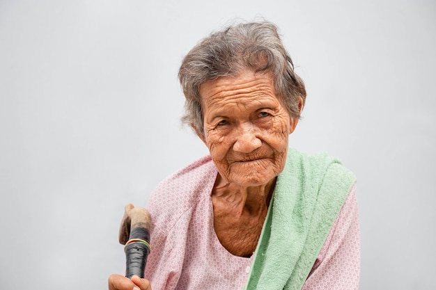 Ritratto di donne anziane asiatiche Donna anziana con capelli grigi corti guardando la fotocamera Concetto di donna anziana