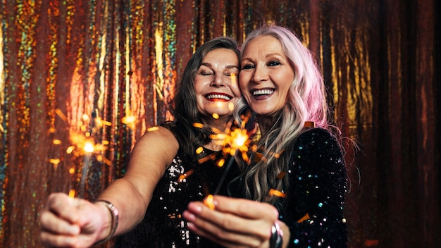 Ritratto di donne anziane sorridenti che tengono in mano una scintilla
