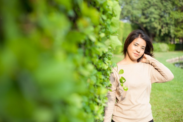 Ritratto di donne asiatiche nel parco