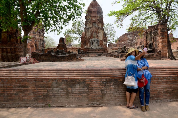 Ritratto di donne tailandesi all'antico edificio di Wat Mahathat ad Ayutthaya Thailandia