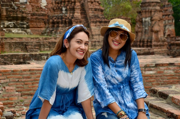 Ritratto di donne tailandesi all'antico edificio di Wat Mahathat ad Ayutthaya Thailandia