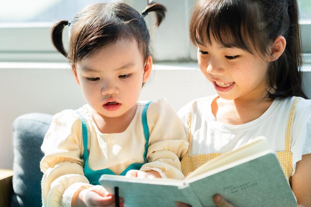 Ritratto di due bambini asiatici a casa