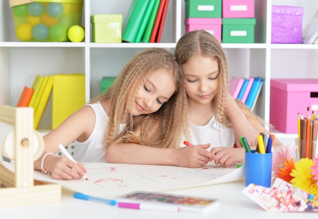 Ritratto di due belle bambine in classe