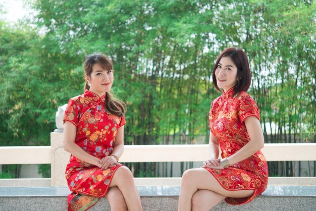 Ritratto di due belle donne asiatiche in abito CheongsamThailand peopleHappy concetto di Capodanno cinese