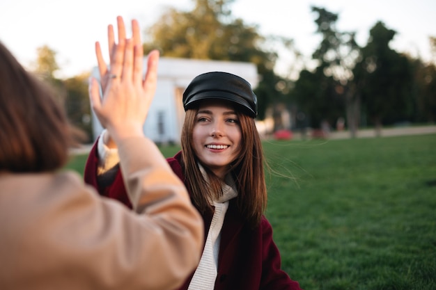 Ritratto di due belle ragazze sorridenti