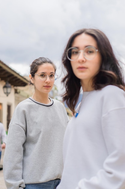 Ritratto di due bellissimi gemelli che guardano la telecamera, uno dei quali fuori fuoco.