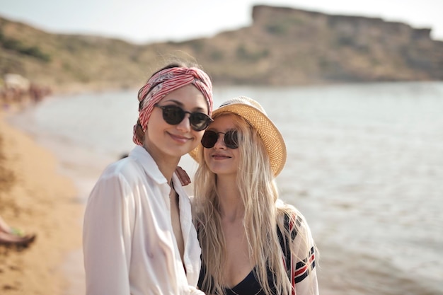 ritratto di due giovani donne in spiaggia