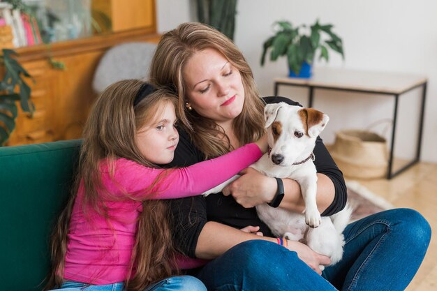 Ritratto di due persone bella mamma e il suo bambino abbraccio Trascorrono il tempo libero insieme sedersi comodo divano al chiuso Concetto di famiglia