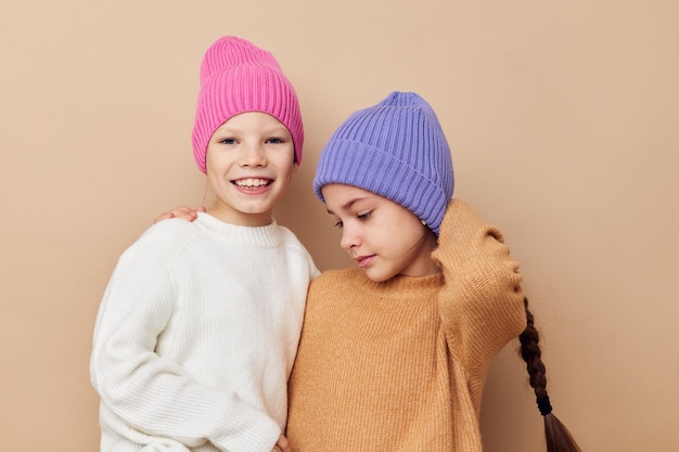 ritratto di due ragazze allegre in cappelli che posano amicizia. Foto di alta qualità