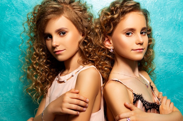 Ritratto di due sorelle adolescenti