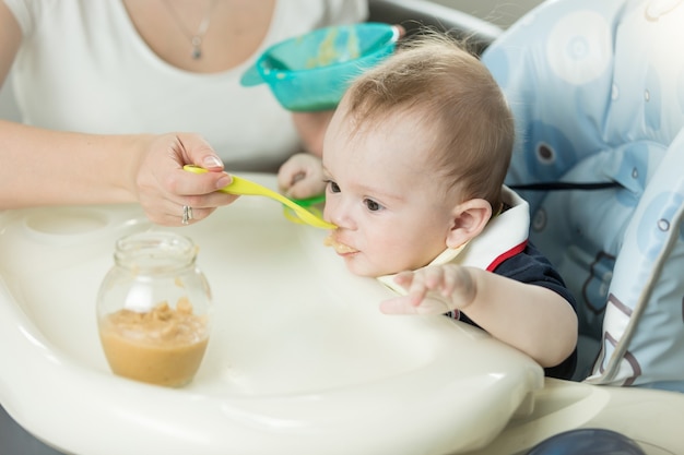 Ritratto di energico bambino carino