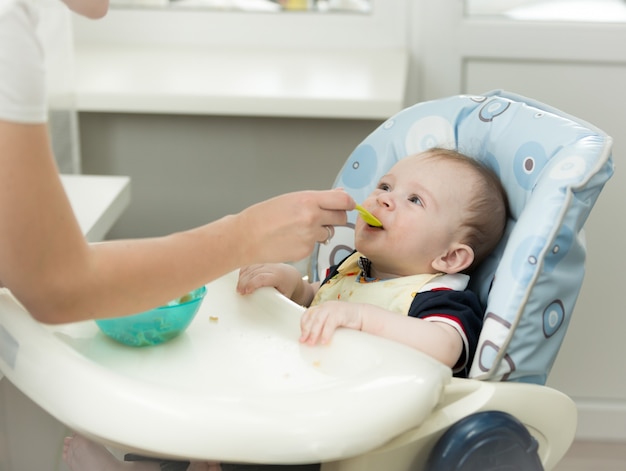 Ritratto di energico bambino carino