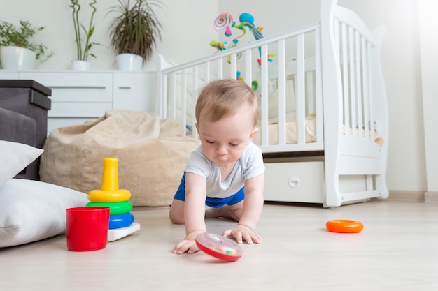 Ritratto di energico bambino carino