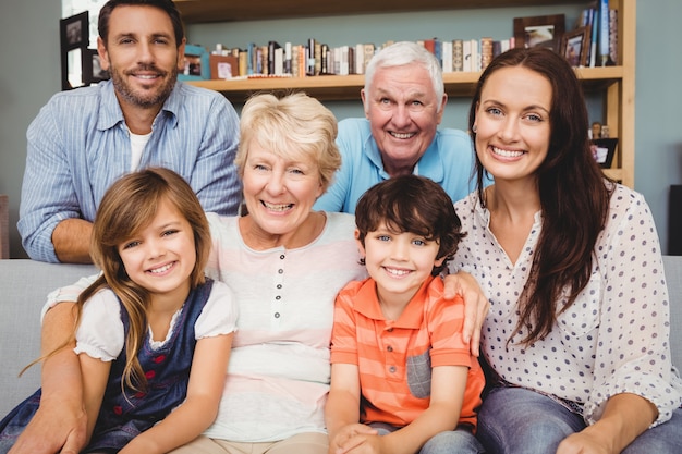 Ritratto di famiglia allegra con i nonni