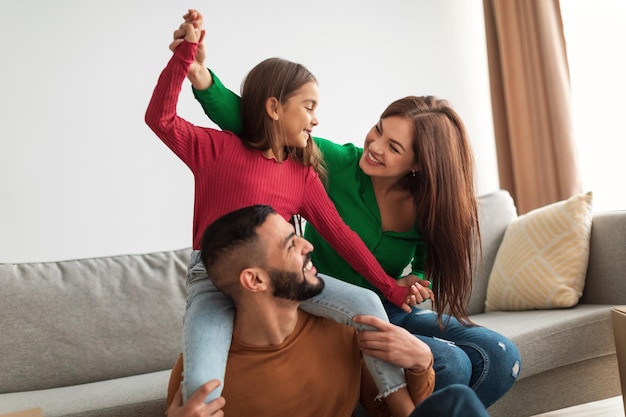 Ritratto di famiglia araba felice che gioca, si diverte a casa