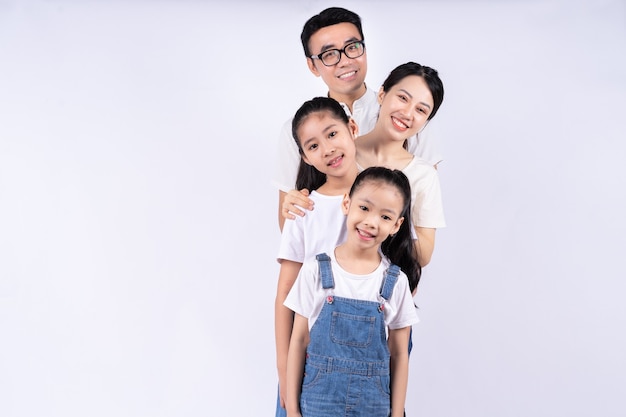 Ritratto di famiglia asiatica su sfondo bianco
