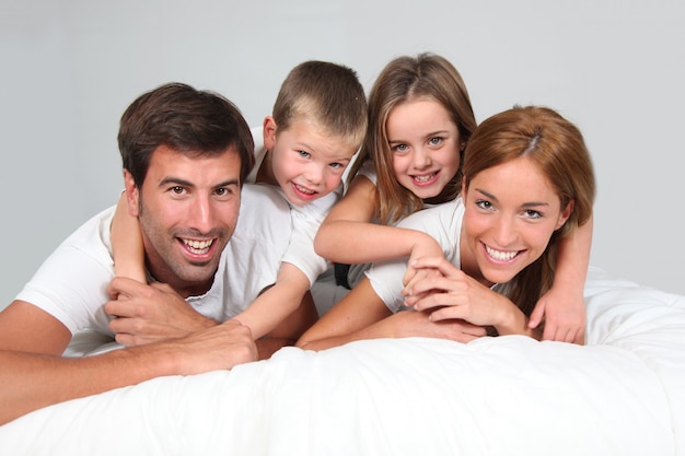 Ritratto di famiglia che a letto