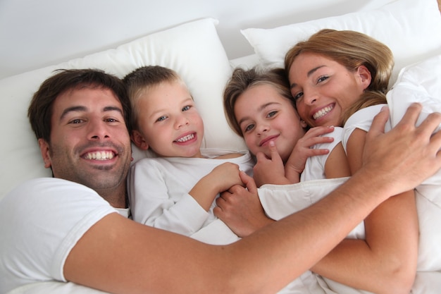 Ritratto di famiglia che a letto