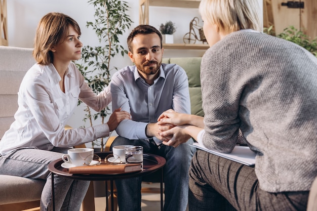 Ritratto di famiglia che visita uno psicologo professionista psicoterapeuta che conduce la consultazione