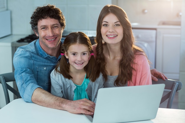 Ritratto di famiglia con laptop