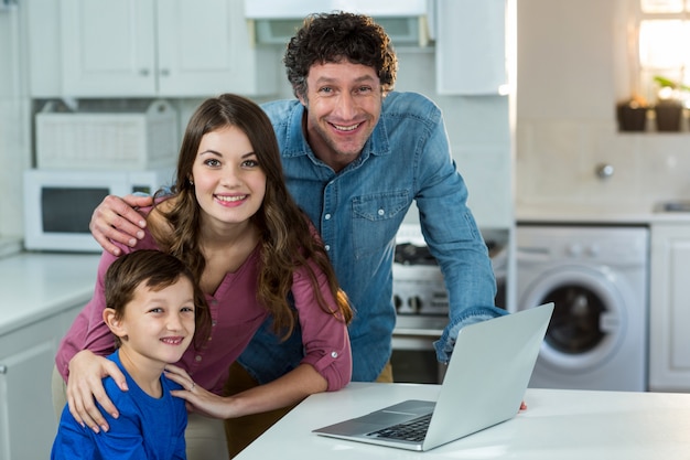 Ritratto di famiglia con laptop