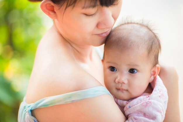 Ritratto di famiglia di 6 mesi bambino felice