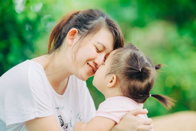 Ritratto di famiglia di bambino sentirsi felice e sorride