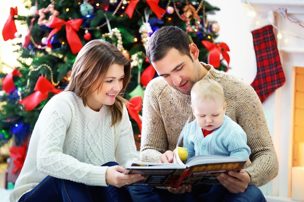 Ritratto di famiglia di Natale nel soggiorno delle vacanze di casa