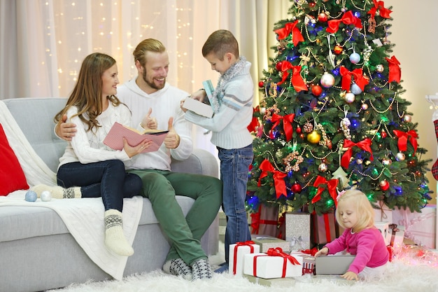 Ritratto di famiglia di Natale nel soggiorno delle vacanze di casa