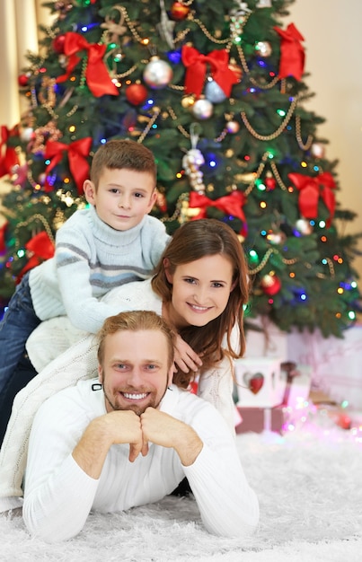 Ritratto di famiglia di Natale nel soggiorno delle vacanze di casa