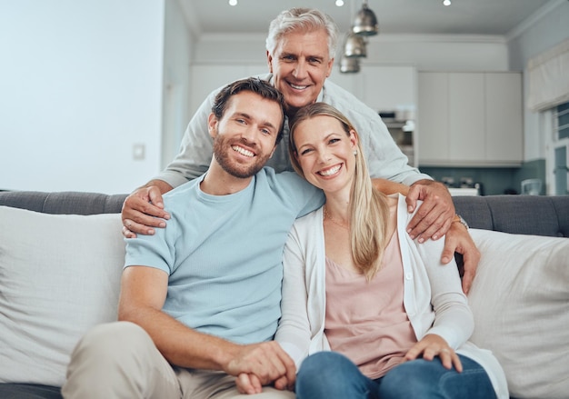 Ritratto di famiglia e relax sul divano in salotto sorridendo e legando Ama la cura e il nonno uomo e donna si abbracciano sul divano in salotto divertendosi e godendosi del tempo di qualità insieme in casa