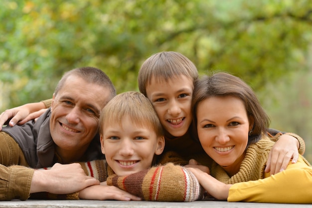 Ritratto di famiglia fappy che si rilassa nella foresta autunnale